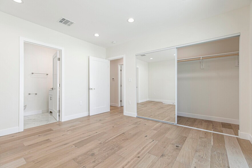 Building Photo - 10446 Woodley Ave