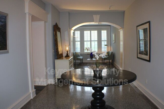 Building Photo - 100 W Village Dr