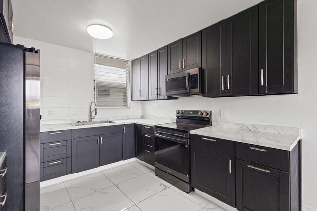 Building Photo - Freshly Remodeled Waipahu Condo | Pearl Harbor Views