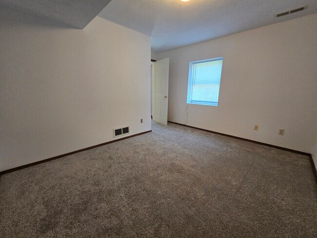 Building Photo - 3 Bedroom 2.5 Bathroom Duplex in Bloomington
