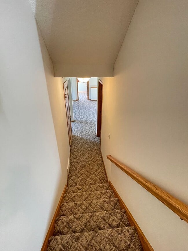 Building Photo - AVAILABLE NOW - 4 Bed, 3.5 Bath Home in He...