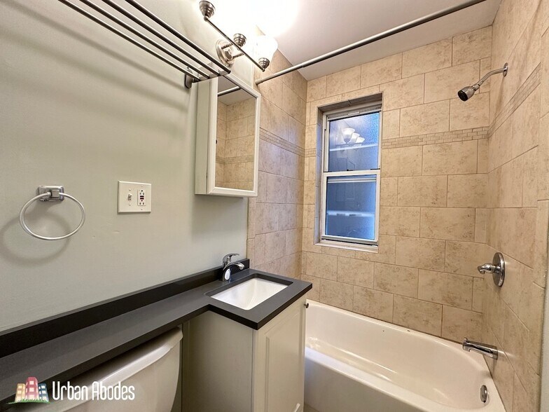 Building Photo - 523 W Melrose St