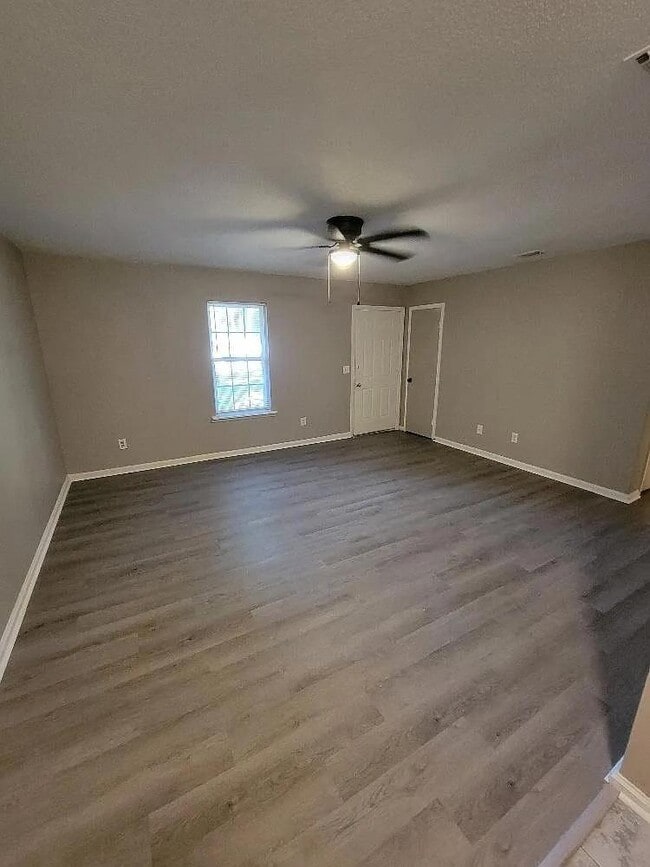 Building Photo - 19 Pinewood Ct