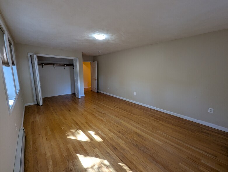 Building Photo - 21 Almont St
