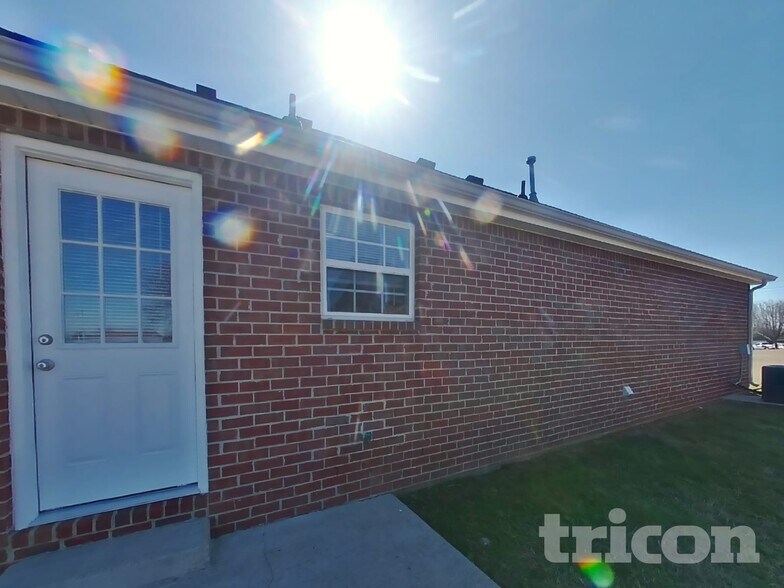 Building Photo - 9021 Macbeth Dr