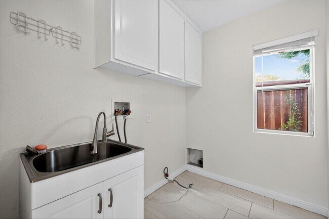 Building Photo - Beautiful 4-Bedroom Home