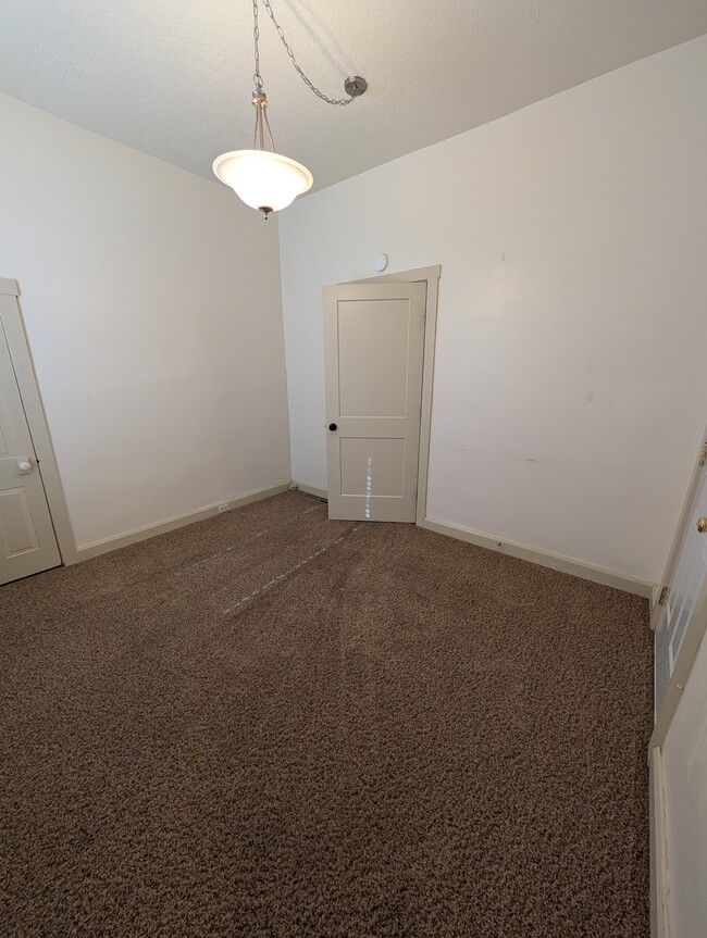 Building Photo - 207 E 100 N