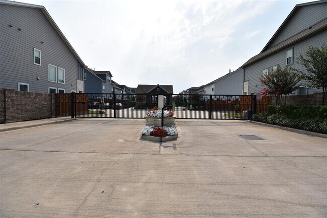 Building Photo - 10914 Brambling Wood Dr