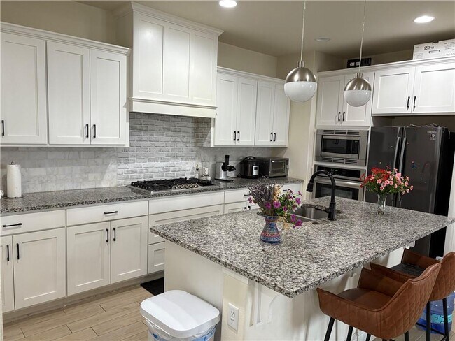 Building Photo - 5200 SW Kemptown Pl