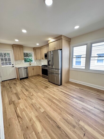 Eant In Area & Deck - 47 Sherwood Ave