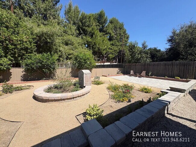 Building Photo - 5844 Vesper Ave