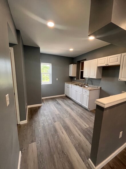 Building Photo - 5564 Hebert St
