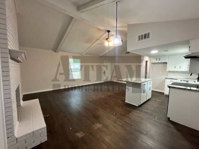 Building Photo - This beautifully remodeled 2-bedroom, 1-bathroom home
