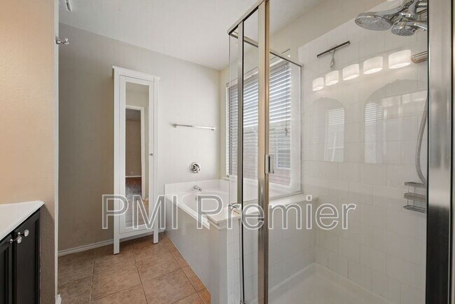 Building Photo - 8420 Silverbell Ln