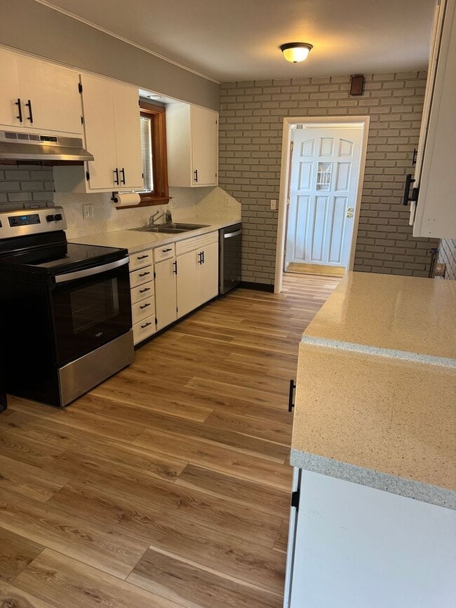Building Photo - 3 Bedroom 2 Bath