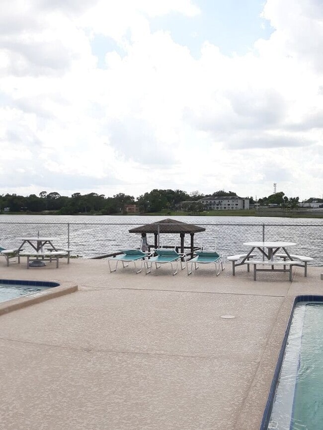Building Photo - FABULOUS 3/2.5 Townhome In Wonderful Lake ...