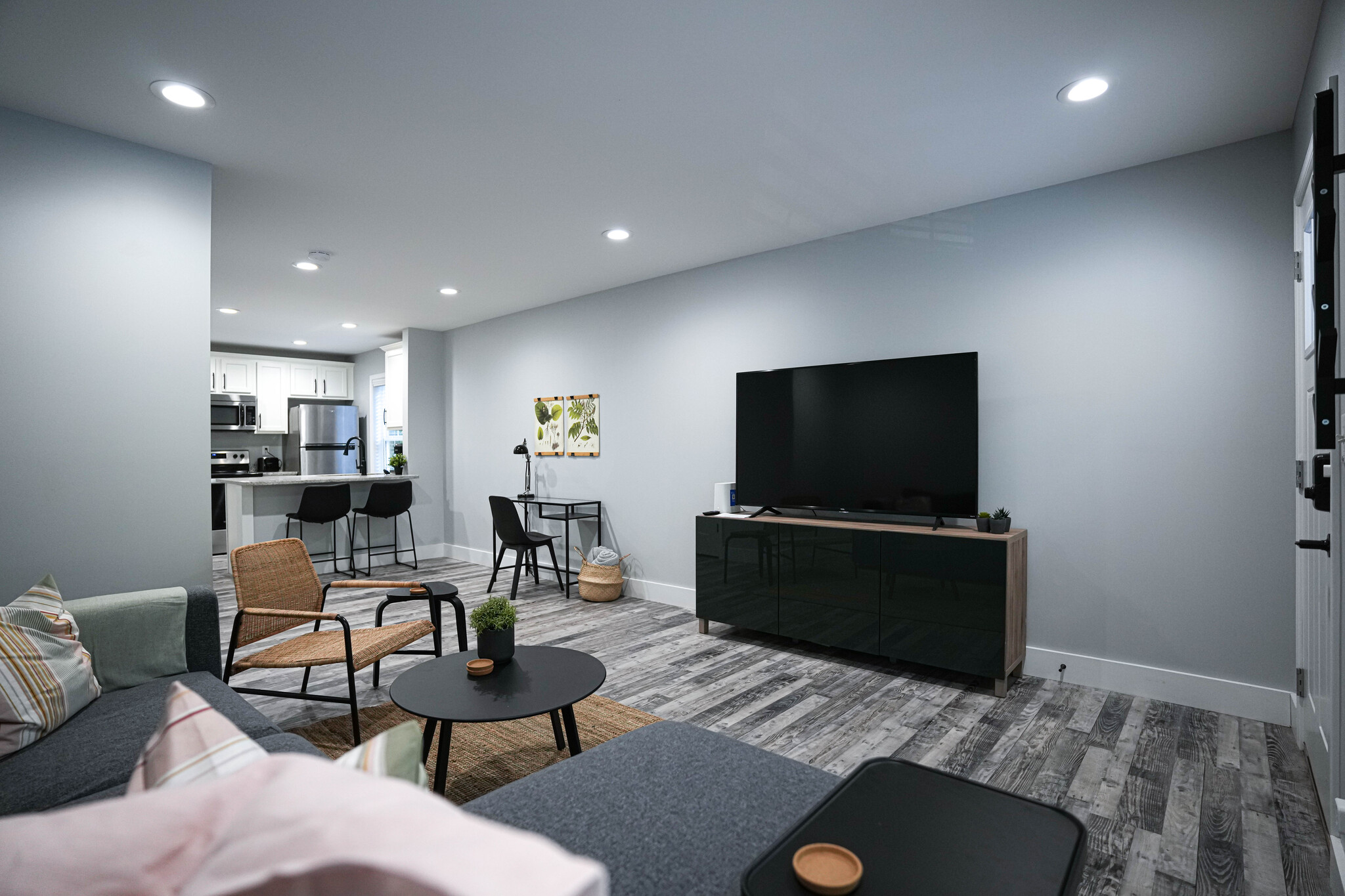 Building Photo - 1027 W 5th St