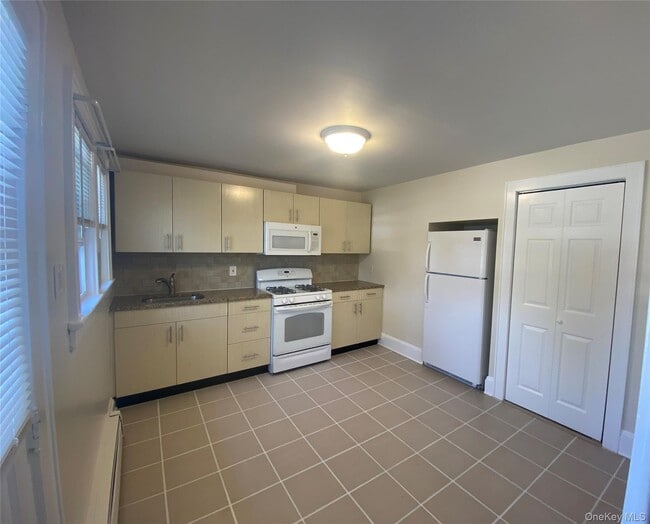 Building Photo - 245 Scudder Ave