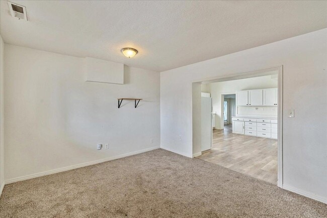 Building Photo - 630 W 200 N