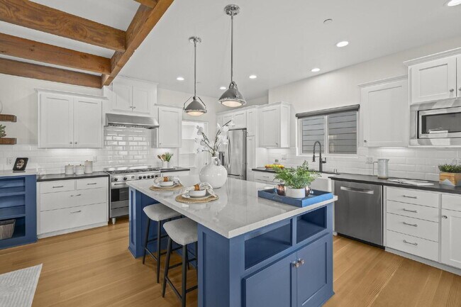 Building Photo - Stunning, Modern and Immaculate 3/BR 2.5/B...