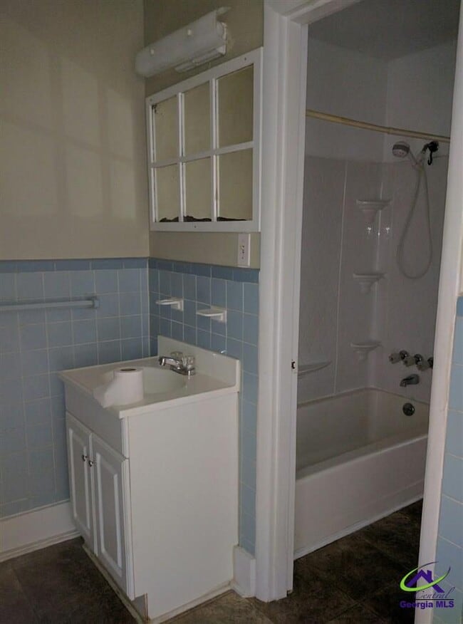 Building Photo - 105 Oakdale Dr