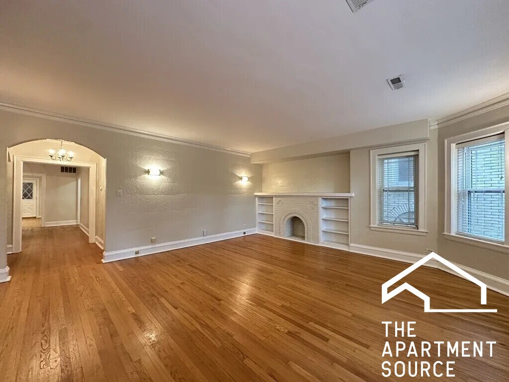 Building Photo - 2619 W Greenleaf Ave
