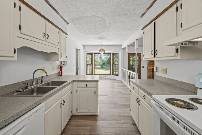 Building Photo - Charming Rental in Central Location