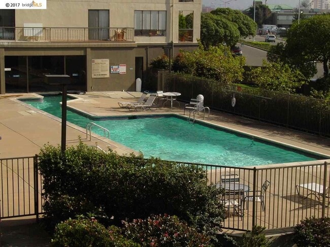 Building Photo - Lovely upgraded studio condo with resort-like amenities at desirable Watergate by the bay!