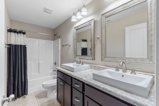 Building Photo - 426 Eisenhower Dr