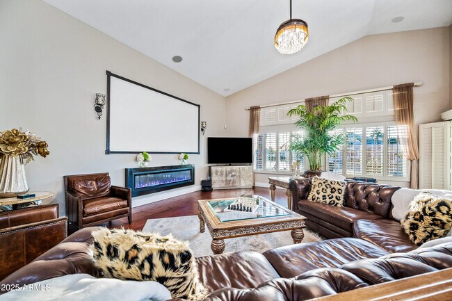 Building Photo - 1817 E Willow Tree Ct