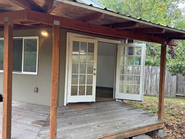 Building Photo - 3+ Bedroom House in Friendly Area