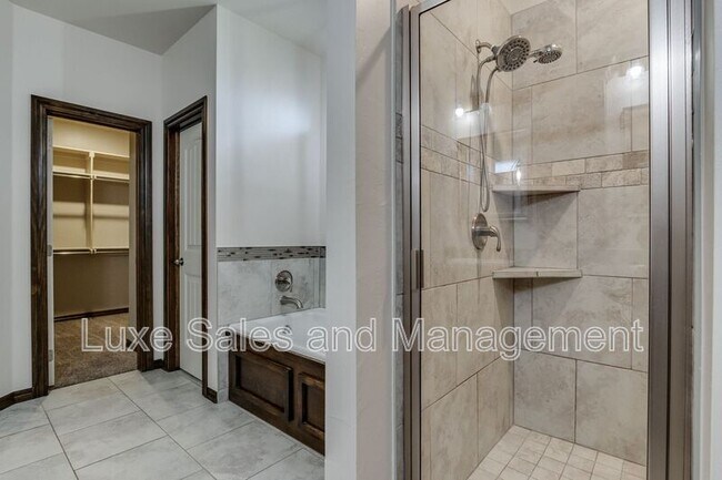 Building Photo - 2200 Alta Vista Ln