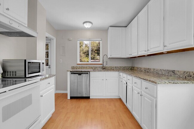 Building Photo - $1,995 - 3 Bed, 1 Bath Duplex Unit in Litt...