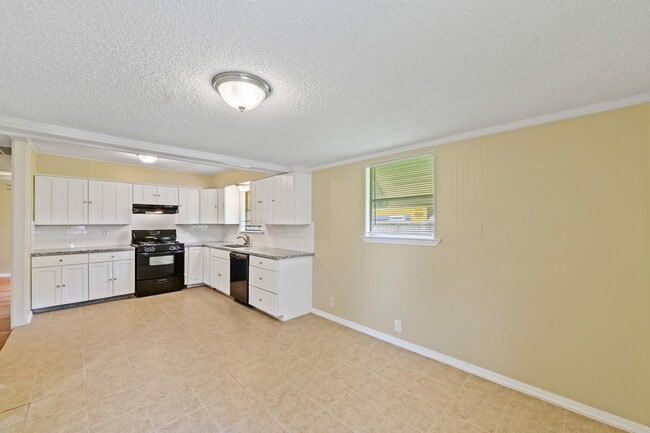 Building Photo - 821 Miller St