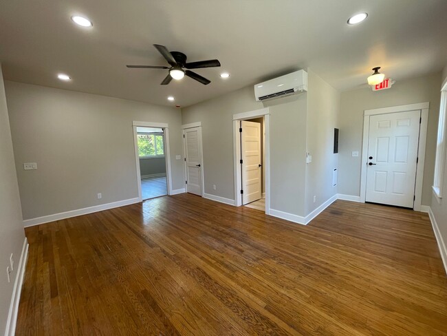 Building Photo - Beautiful Newly Remodeled Unit in Buckman with Washer/Dryer, A/C