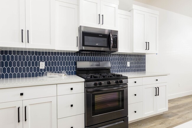 Building Photo - 3 bed plus office / 2.5 bath / 3 car Single Story with Community Pool!