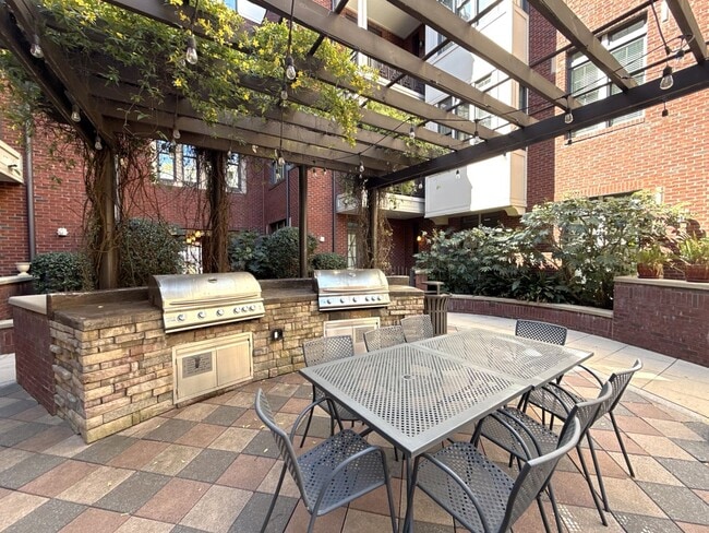 Building Photo - Lovely Condo in Tranquil Court