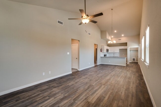 Building Photo - AVAILABLE NOW! GORGEOUS 2 BEDROOM FOUR PLE...