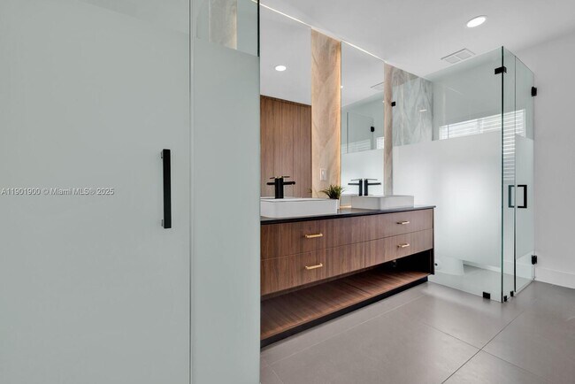 Building Photo - 901 NW 7th Street Rd