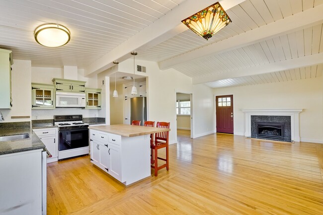 Building Photo - Beautifully Remodeled Home in Prime Cambri...
