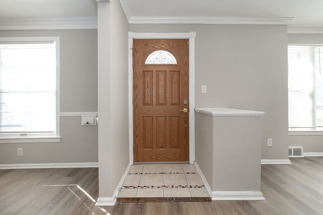 Building Photo - Spacious 3 bedroom/2 bath Cleveland Hts single family house!