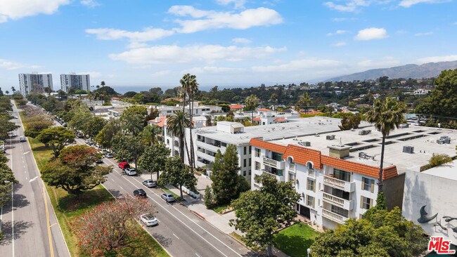Building Photo - 605 San Vicente Blvd