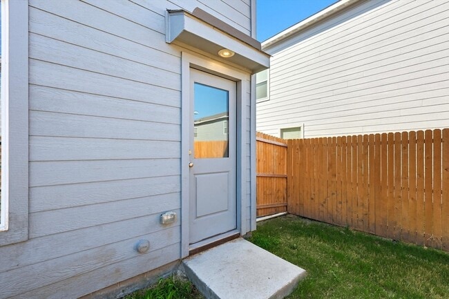 Building Photo - 924 Blue Heron Dr