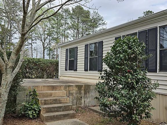 Building Photo - 3366 Shoreland Dr