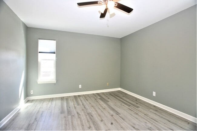 Building Photo - Beautifully updated 1 bedroom apartment within walking distance to the beach!