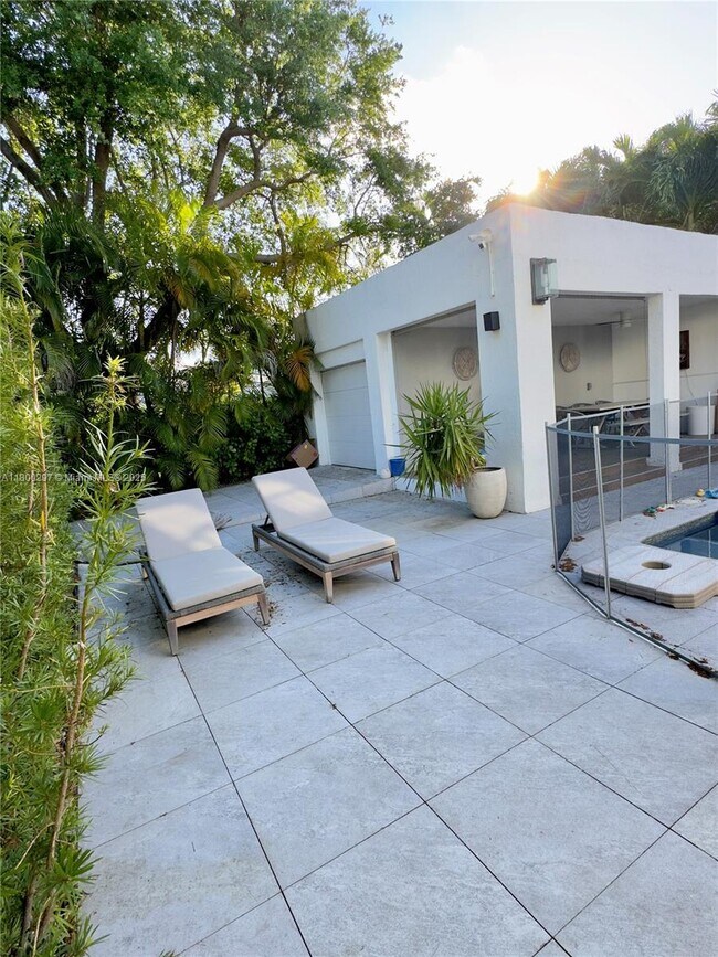 Building Photo - 835 SW 22nd Rd