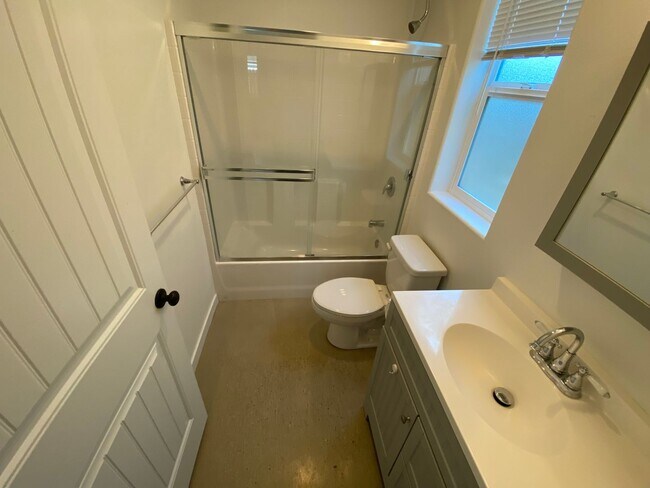 Building Photo - 1540 Park St