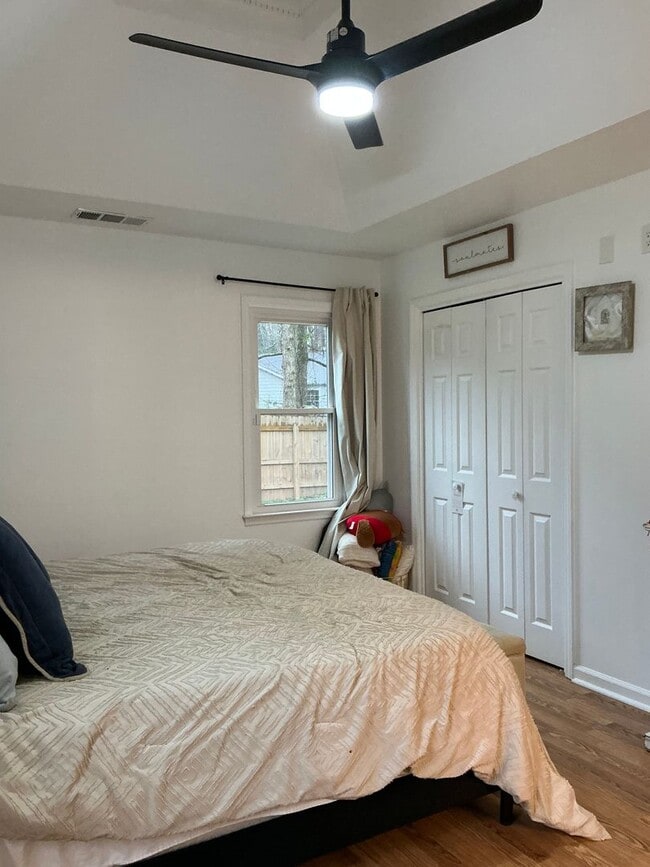 Building Photo - 2/2