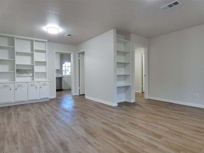 Building Photo - 610 Golfview Dr