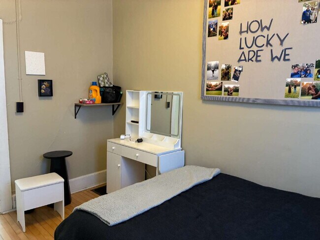 Building Photo - 4 Bed 2 Bath close to UWEC!